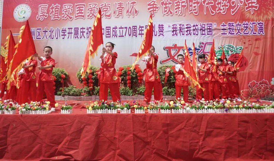 想给爱拍照的女朋友买一台手机，有推荐的吗？